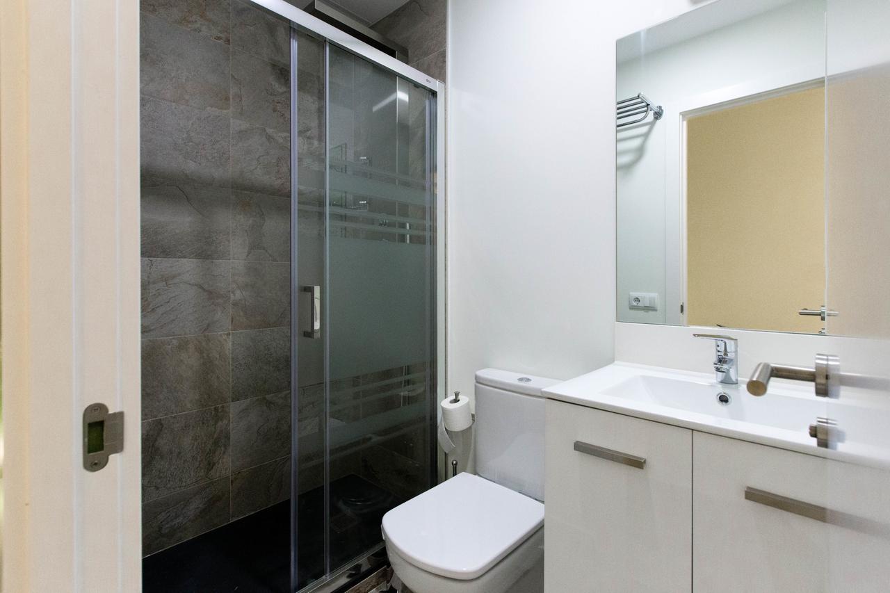 Apartament Bookinmadrid Com - Cascorro Sq 18 Pax Zewnętrze zdjęcie