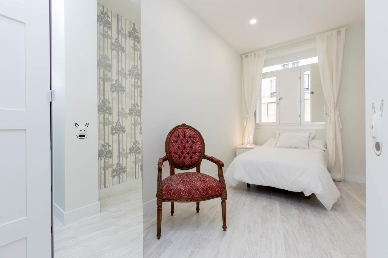 Apartament Bookinmadrid Com - Cascorro Sq 18 Pax Zewnętrze zdjęcie