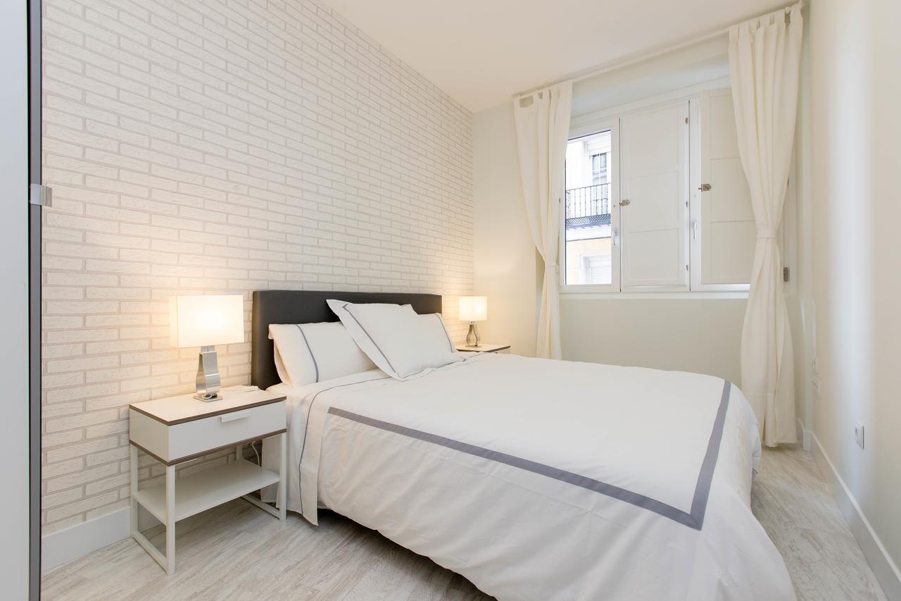 Apartament Bookinmadrid Com - Cascorro Sq 18 Pax Zewnętrze zdjęcie